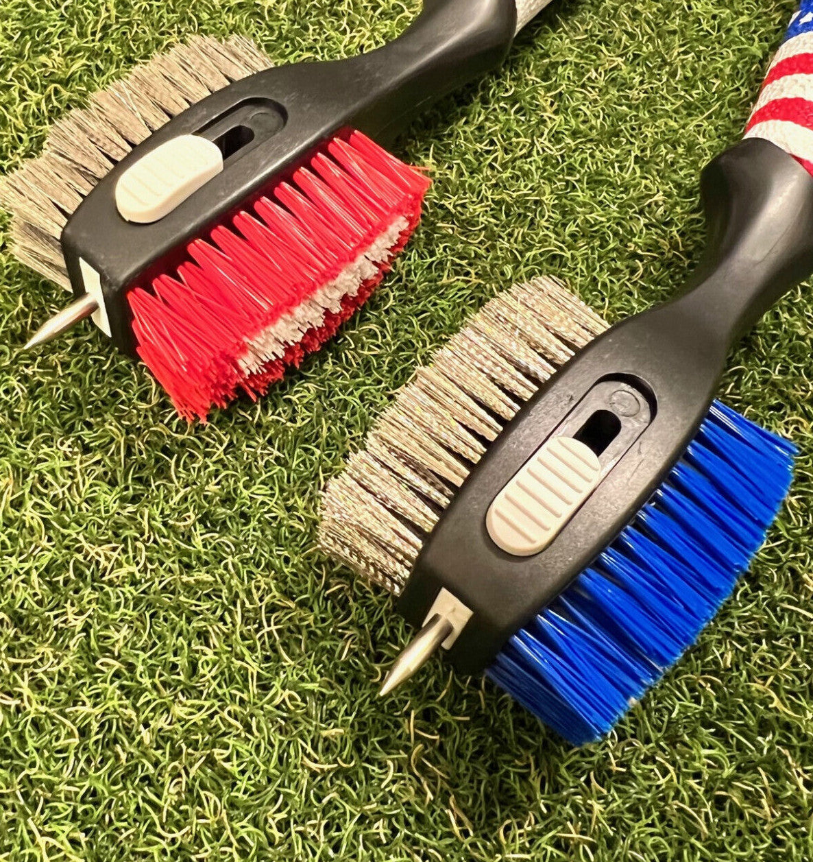 Golf Club Cleaning Brush with Magnetic Release & Retractable Spike