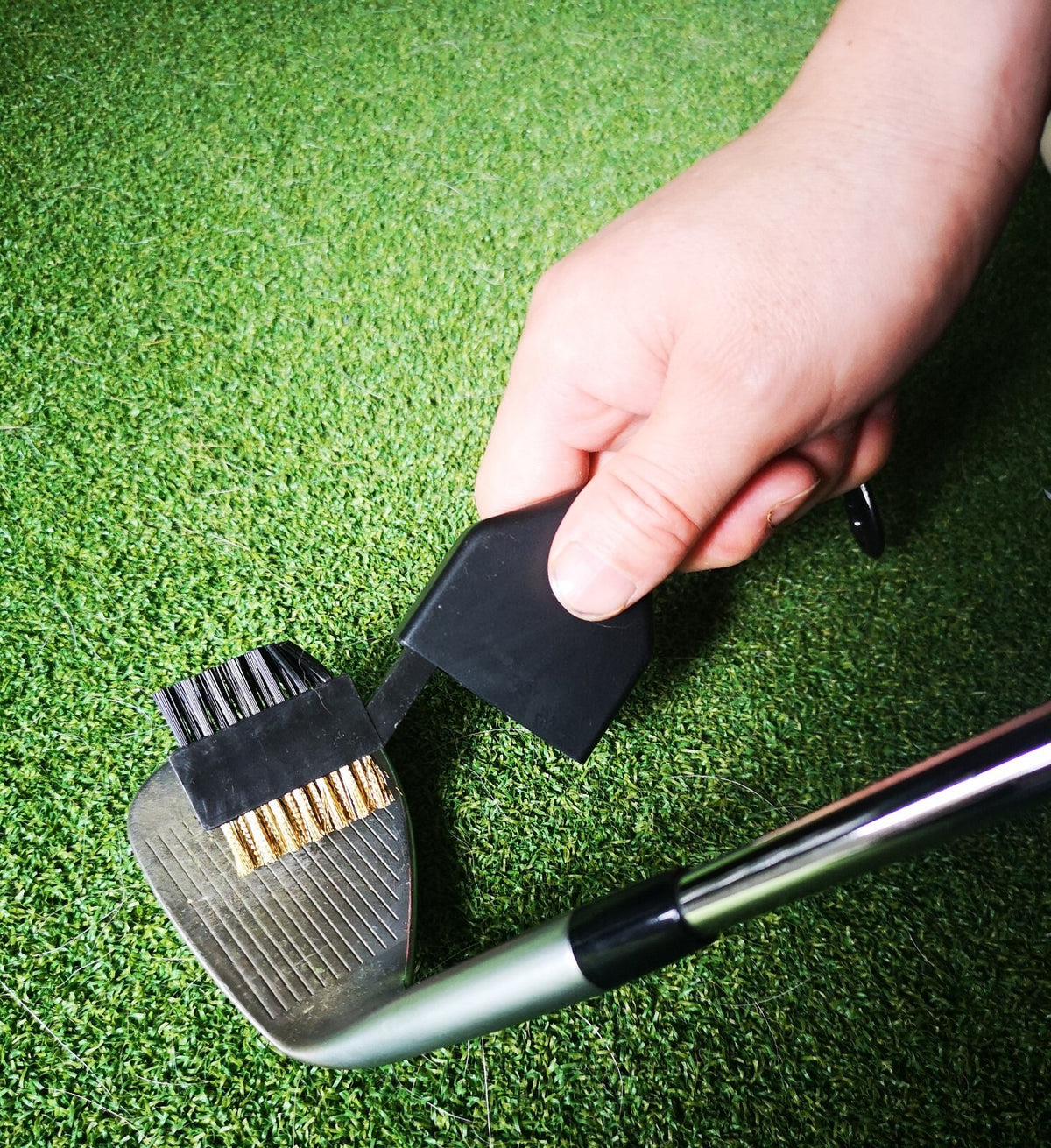 Golf Club Dual Side Brush with Retractable Cover - Clean Irons & Woods