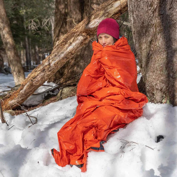 Emergency Thermal Blanket with Rescue Whistle - Waterproof, Windproof & Compact Survival Kit
