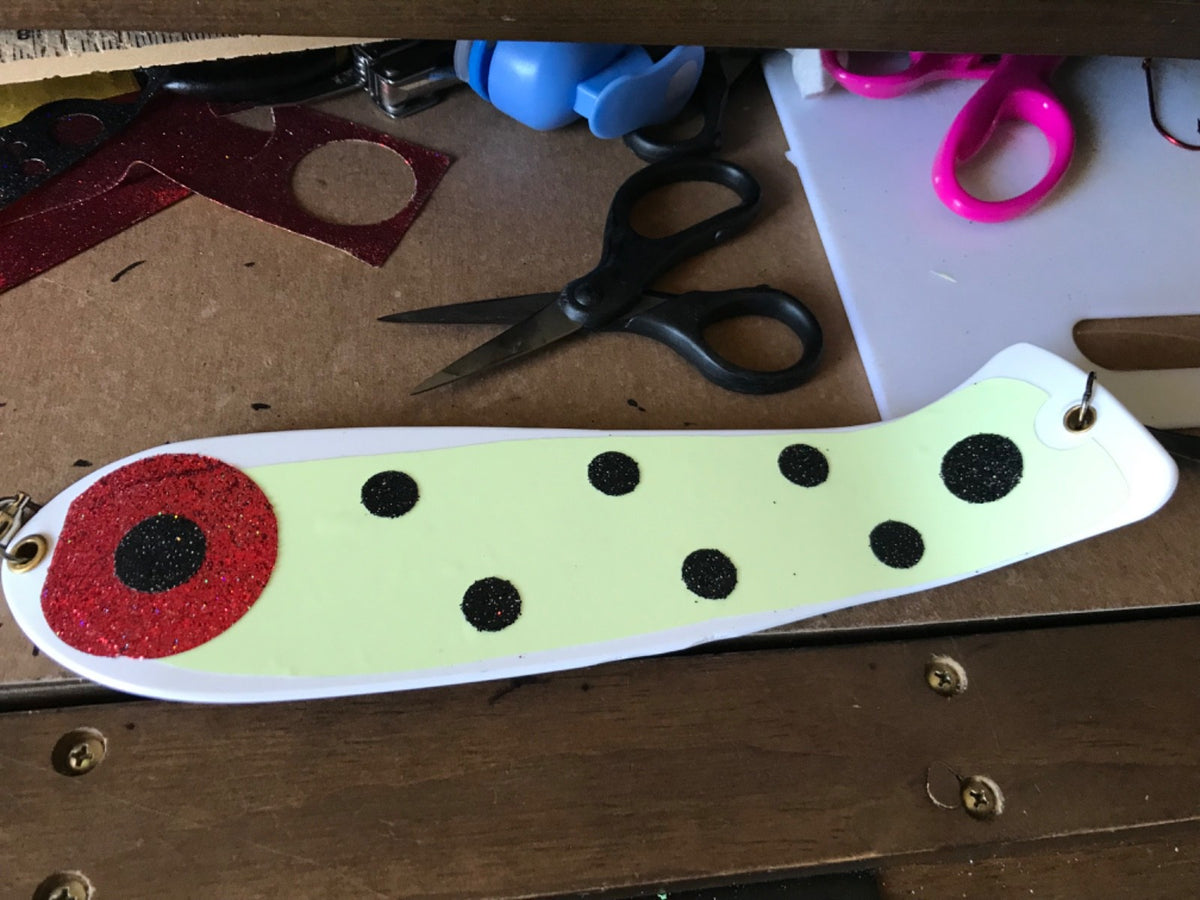 10-Inch Fish Shaped Fish Attractor with Bloody Nose Pattern and Glow Tape