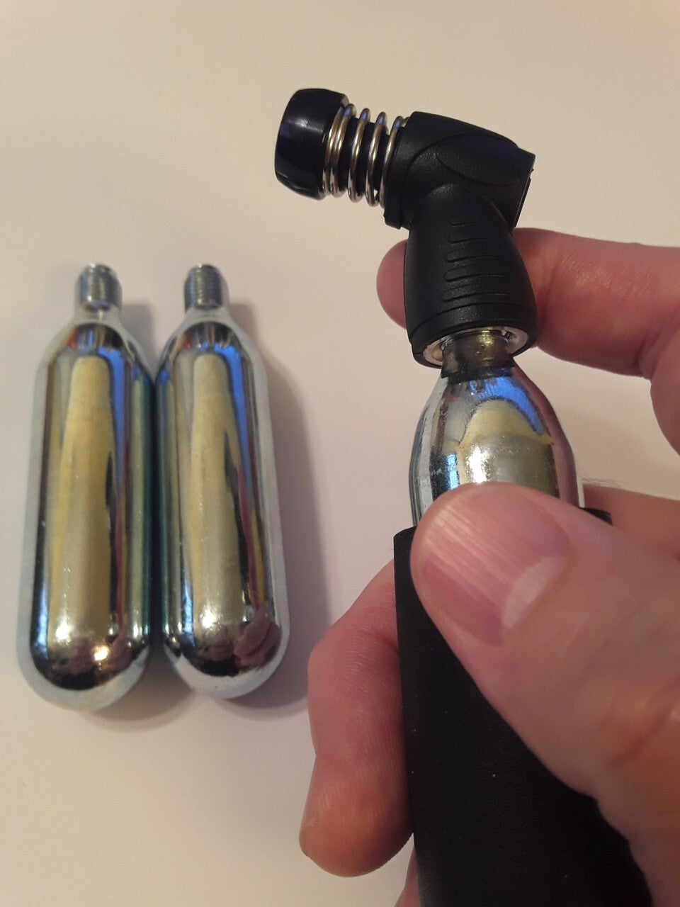 CO2 Inflator Mini Chuck Pump Bike Tire with 2 16g CO2 Cartridges Kit