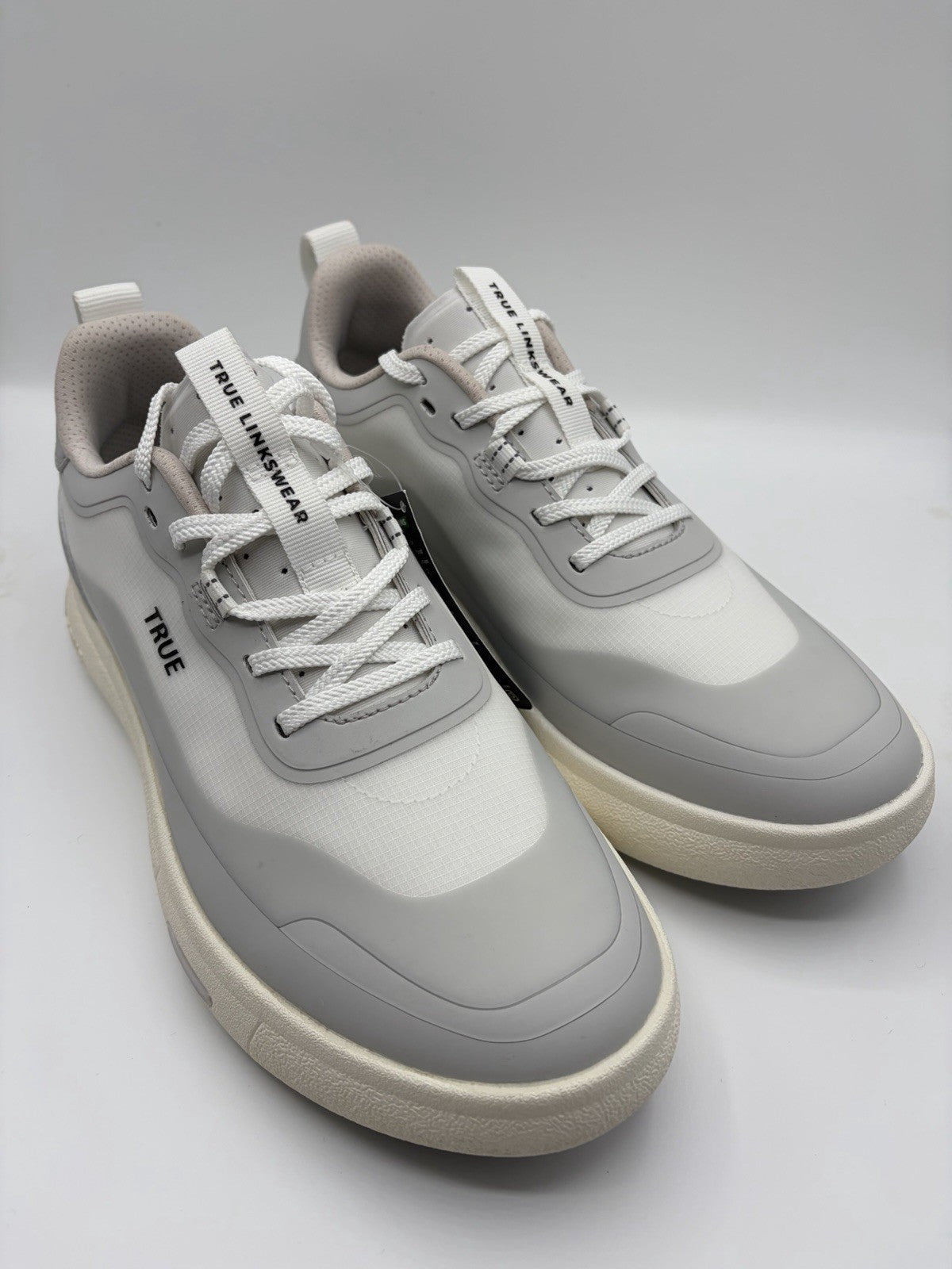 Men's Spikeless Golf Shoes - White Fresh Foam ROAV V2 for Comfort and Traction